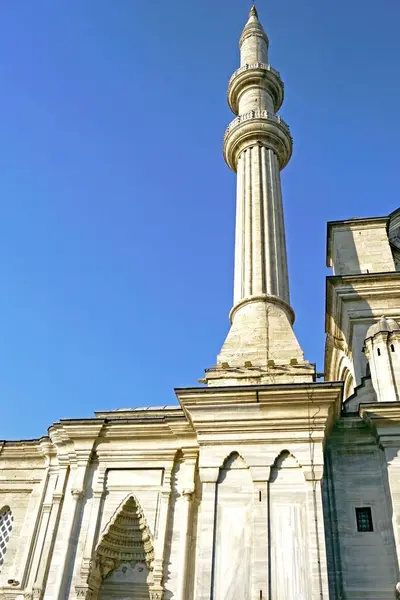 Nuruosmaniye Camii 'nin bir parçası ve minaresi - İstanbul, Türkiye' deki Büyük Pazar yakınlarındaki Sultan Camii 'nin dış cephesi