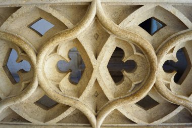 Corvin Şatosu 'nun (Hunedoara, Romanya) Matthias kanadında güzel oyulmuş taş bir çitin parçası.).    