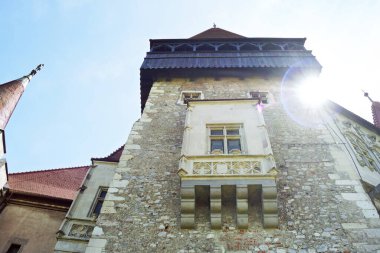 Orta Çağ Corvin Şatosu 'ndaki Kapı Kulesi' nin (Hunedoara, Romanya).