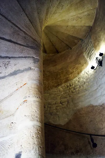 Romanya 'nın Corvin Şatosu' nun Büyük Sarayı 'ndaki sarmal merdivenler (Hunedoara, Romanya)