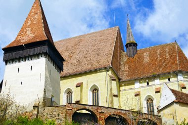 Lutheran kilisesinin alt manzarası ve Biertan köyündeki kalenin kulelerinden biri (Transilvanya - Romanya).