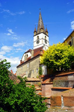 Romanya 'nın Sibiu kentindeki St. Mary Kilisesi' nin çan kulesinin manzarası. Transilvanya manzarası. Güneşli bir günde bir ortaçağ Avrupa şehrinin manzarası.