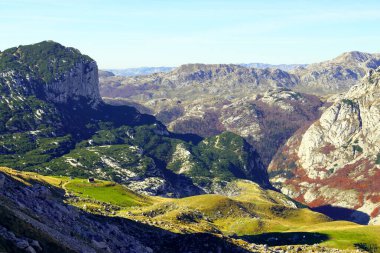 Durmitor Milli Parkı 'ndaki Sedlena Greda' nın tepesinden Boljska Greda 'nın bir parçası ve yanındaki dağların görüntüsü. Karadağ 'ın dağlarında sonbahar renkleri.