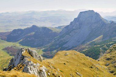 Durmitor Ulusal Parkı 'ndan Ranisava Dağı' nın manzarası: güneşli bir sonbahar gününde dağ yamaçlarının ve zirvelerin güzel manzarası. Karadağ 'ın dokunulmamış doğası.