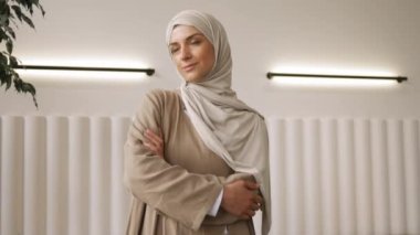 Serbest çalışan, eğitim gören, Webinar izleyen, video sohbeti yapan orta yaşlı Müslüman kadın. Ofis dışı iş, bağımsızlık, din, çeşitlilik, eşitlik kavramı