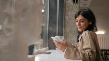 Serbest çalışan, eğitim gören, Webinar izleyen, video sohbeti yapan orta yaşlı Müslüman kadın. Ofis dışı iş, bağımsızlık, din, çeşitlilik, eşitlik kavramı