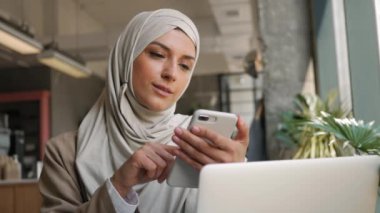 Serbest çalışan, eğitim gören, Webinar izleyen, video sohbeti yapan orta yaşlı Müslüman kadın. Ofis dışı iş, bağımsızlık, din, çeşitlilik, eşitlik kavramı