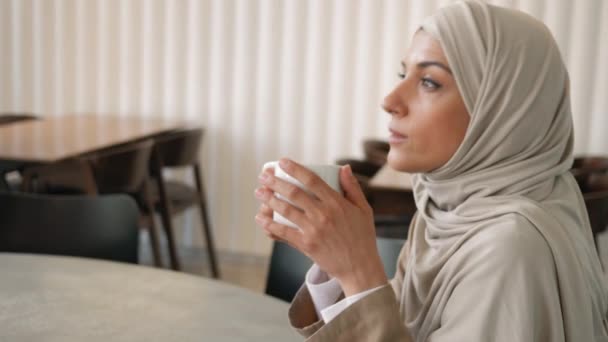 Muzułmanka Średnim Wieku Hidżabem Wolnym Strzelcu Online Praca Edukacja Oglądanie — Wideo stockowe