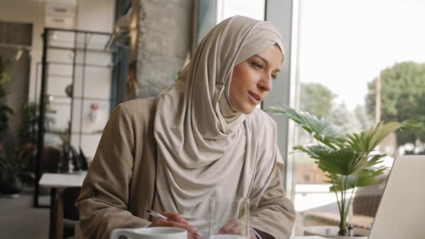 Medelålders Muslimsk Kvinna Med Hijab Frilans Online Arbete Utbildning Titta — Stockvideo