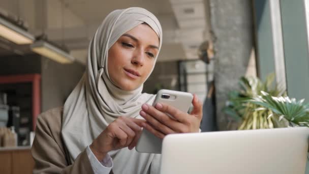 Middelbare Leeftijd Moslim Vrouw Met Hijab Freelance Online Werken Onderwijs — Stockvideo
