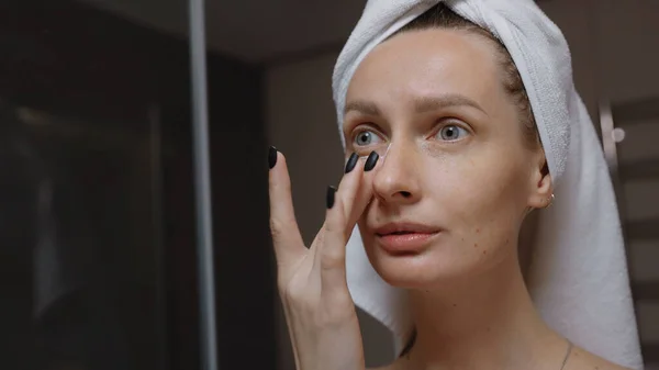 Wanita Dengan Handuk Melilit Kepalanya Memijat Wajahnya Sebelum Cermin Mandi Stok Lukisan  