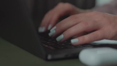 Dizüstü bilgisayarda yazı yazan kadın eller, detay, yakın çekim makro çekim. Evde dizüstü bilgisayarda çalışan kadın girişimci, çevrimiçi konferans, uzaktan çalışma, sanal eğitim konsepti