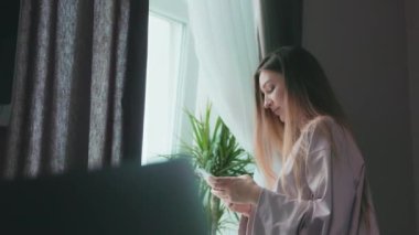 Genç iş kadını görüntülü arama ile iletişim kuruyor. Evde dizüstü bilgisayar üzerinde çalışırken yeni bir proje geliştiren kadın girişimci, çevrimiçi konferans, uzaktan çalışma, sanal eğitim konsepti