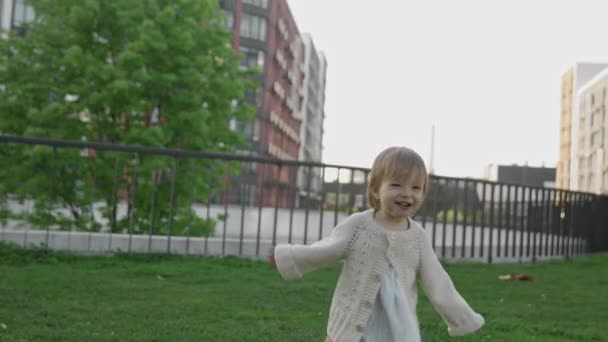 母亲和女儿分享着拥抱 爱和结合 家庭价值观 一起享受美好时光 幸福以及在镇上的后院玩乐 — 图库视频影像