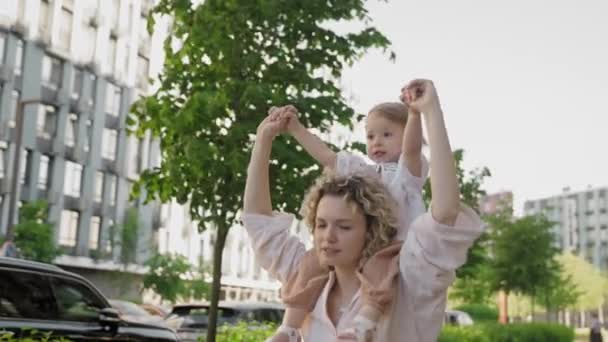 Mãe Carregando Filha Seus Ombros Compartilhando Amor Ligação Valores Familiares — Vídeo de Stock