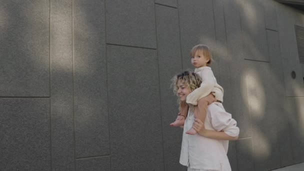Mutter Trägt Tochter Auf Ihren Schultern Teilt Liebe Und Bindung — Stockvideo