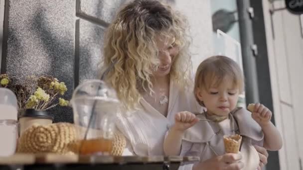 Мать Дочь Обнимаются Любят Сближаются Семейные Ценности Уход Наслаждаясь Едой — стоковое видео