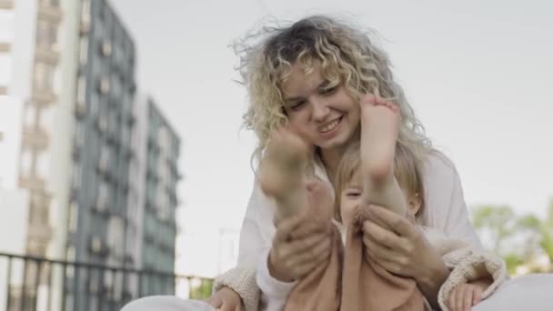 Anne Kızı Kucaklaşıyorlar Sevgi Bağ Kuruyorlar Aile Değerleri Bakım Birlikte — Stok video