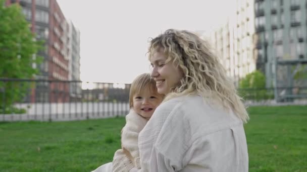 Мать Дочь Обнимаются Любят Сближаются Семейные Ценности Забота Приятное Времяпрепровождение — стоковое видео