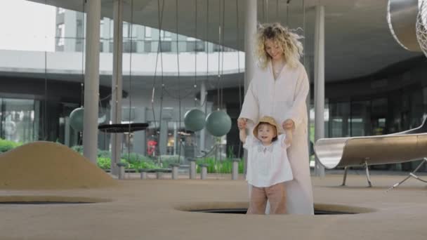 妈妈和女儿跳在蹦床上 家庭价值观 快乐和在儿童游乐场玩乐 — 图库视频影像