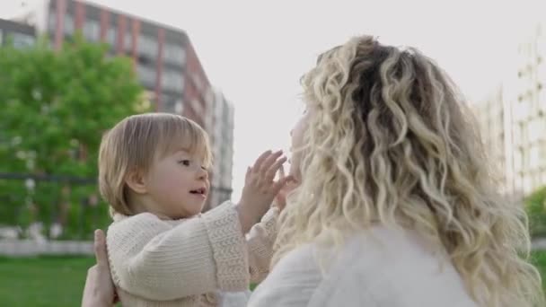 Madre Hija Compartiendo Abrazo Amor Unión Valores Familiares Cuidado Disfrutar — Vídeos de Stock