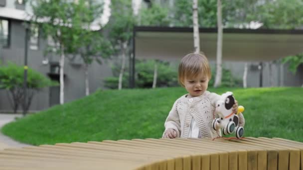 Маленькая Дочь Играет Одна Игрушечной Лошадью Парке Семейные Ценности Забота — стоковое видео
