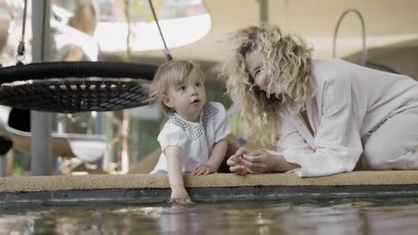Мать Дочь Играют Водой Семейные Ценности Забота Счастье Веселье Детской — стоковое видео