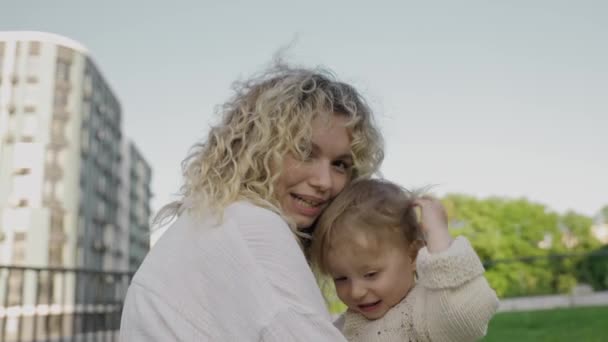 Anya Lánya Egy Ölelésen Szereteten Kötődésen Osztoznak Családi Értékek Gondozás — Stock videók