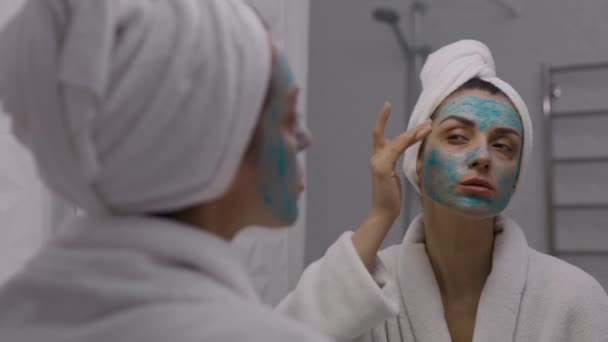 Młoda Atrakcyjna Kobieta Ręcznikiem Owiniętym Wokół Głowy Nakładająca Maskę Fartucha — Wideo stockowe