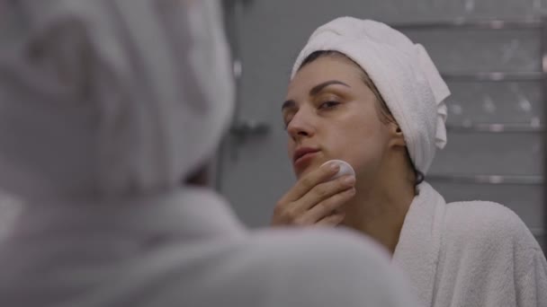 Atraktivní Žena Středního Věku Vyhlazuje Kosmetiku Čisticím Krémem Vatovými Podložkami — Stock video