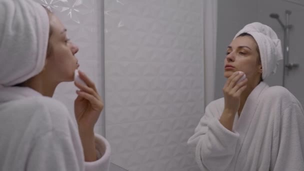 Atrakcyjna Kobieta Średnim Wieku Wycierająca Kosmetyki Balsamem Czyszczenia Podkładkami Bawełny — Wideo stockowe
