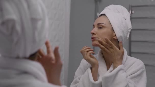 Mujer Con Pelos Mojados Toalla Envuelta Alrededor Cabeza Masajeando Cara — Vídeos de Stock
