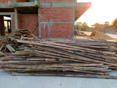 Yumuşak akşam güneşinin altında bir odun yığınına yakın çekim.