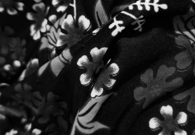 Kare çerçevede çiçek desenli siyah arkaplan yakın plan.