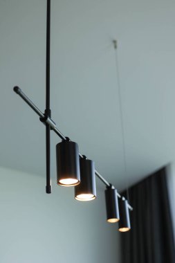 Yüksek teknoloji ürünü avize ve yanan ışık. Yüksek kalite fotoğraf