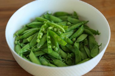 Tabakta bir sürü bezelye var. Yüksek kalite fotoğraf