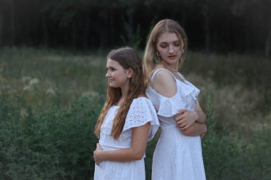 Kız kardeşler birbirlerine sırtlarını döndüler. Yüksek kalite fotoğraf