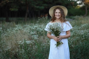 Papatya tarlasında şapkalı bir kız. Yüksek kalite fotoğraf