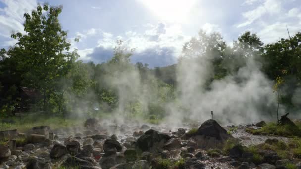 Dampf Über Heißem Wasser Und Felsen Einer Schwefelthermalquelle Einem Nationalpark — Stockvideo