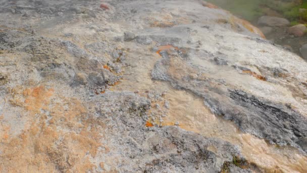 熱水素硫化物源で石の上を蒸気 高品質4K映像 — ストック動画