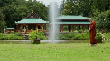 Tayland orman manastırında keşiş yürüyüş meditasyonu. Yüksek kalite 4k görüntü