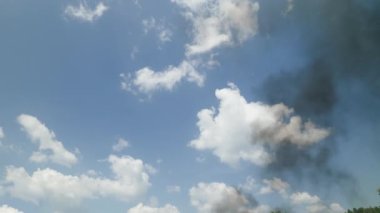 Kara duman ve is mavi gökyüzündeki atmosferi kirletir. Yüksek kalite 4k görüntü