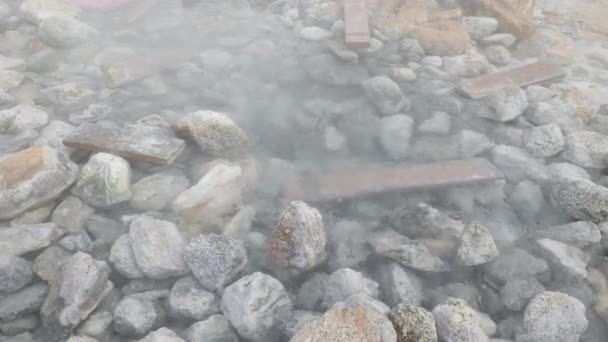 Vapor Sobre Pedras Uma Fonte Térmica Sulfeto Hidrogênio Imagens Alta — Vídeo de Stock