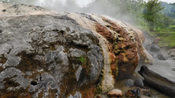 在国家公园里 在硫化氢热源的石头上蒸腾 高质量的4K镜头 — 图库视频影像