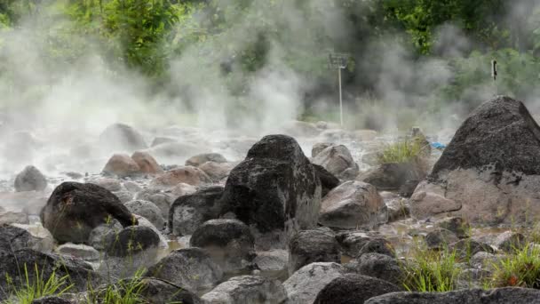 Vapor Sobre Piedras Una Fuente Sulfuro Hidrógeno Térmico Imágenes Alta — Vídeos de Stock