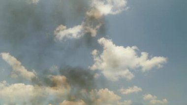 Kara duman ve is mavi gökyüzündeki atmosferi kirletir. Yüksek kalite 4k görüntü