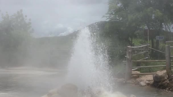 Geyser Αύξηση Ατμού Από Mueang Paeng Hot Spring Ταϊλάνδη Υψηλής — Αρχείο Βίντεο