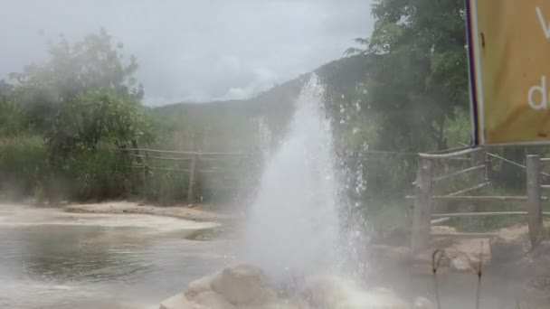 ガイザー Mueang Paeng温泉 タイからの蒸気上昇 高品質4K映像 — ストック動画