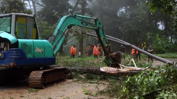 Thailand Chiangmai November 2022 Blockage Mountain Road Excavator Cleans Fallen — Stockvideo