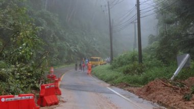 Tayland, Chiangmai, Kasım 02 2022, dağ yolundaki tıkanıklık temizlendi. Toprak yol yüzeyinden görülebilir. Uzakta bir kurtarma ekibi var. Yüksek kalite 4k görüntü